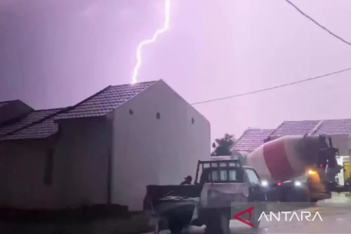 Lightning flashes