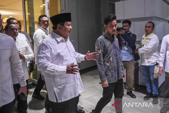Prabowo-Gibran walking in corridor