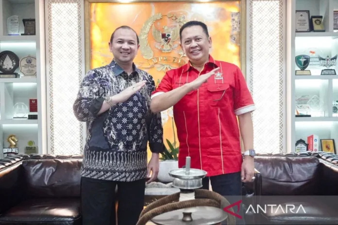 Chairman of MPR RI, Bambang Soesatyo and Airnav Indonesia's Director of Operations, Riza Fami