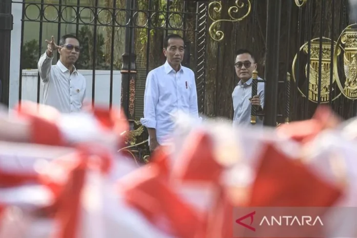 Jokowi distributes of basic food packages to the community at the Merdeka Palace yard