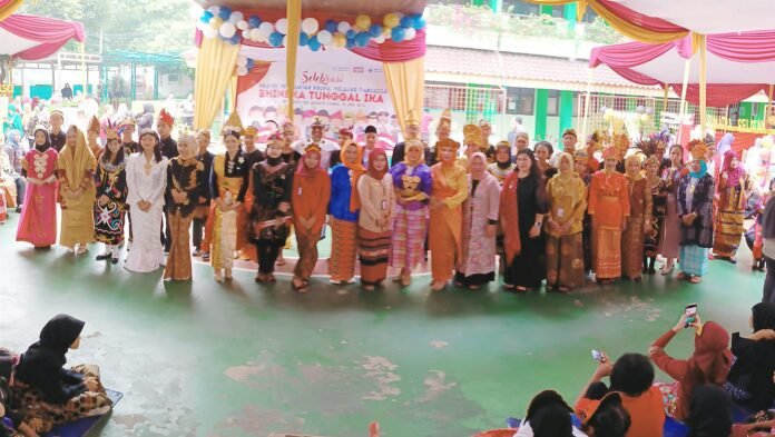 Group photo of the Head of SMPN 252