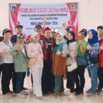 Radian Azhar poses with his family, LMK and Srikandi supporters in Penjagalan Village.