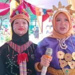 Titis Filia Lisnauli, a student from class 7-G (left) and Tiur Anna Manurung, a student from class 8-H (right).