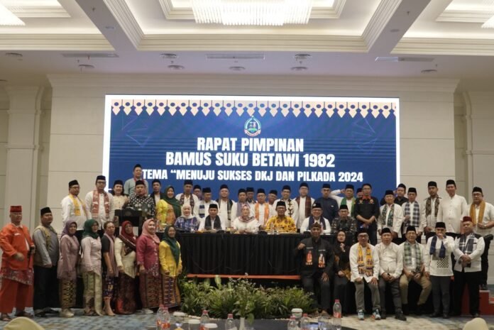 The 1982 Bamus Betawi Leadership Meeting at Tavia Heritage Hotel discussed the DKJ Law and strategies for the 2024 elections, focusing on the role of Betawi culture.