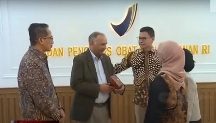 Head of BPOM-Taruna-Ikrar-talks with-Senior CMC Advisor-Vaccine-Development-Rayasam Prasad